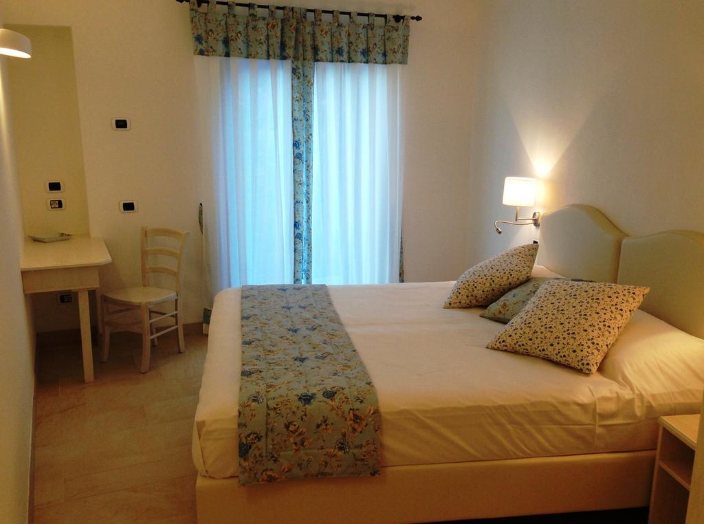 Crotto Regina Otel Gravedona Oda fotoğraf